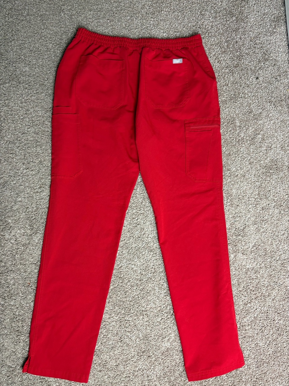 Figs technical collection scrub set in bright red size medium - Picture 8 of 9